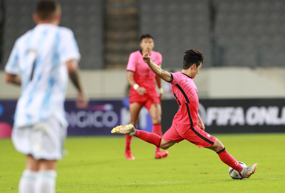 Lee Kang-in attempts a shot at a pre-Olympic friendly against Argentina on Tuesday at Yongin Mireu Stadium in Yongin, Gyeonggi. [YONHAP]