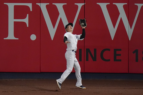 New York Yankees' Park Hoy-jun catches a fly ball from Boston Red Sox's Christian Arroyo for an out during the ninth inning on Friday at Yankee Stadium in New York. [AP/YONHAP]