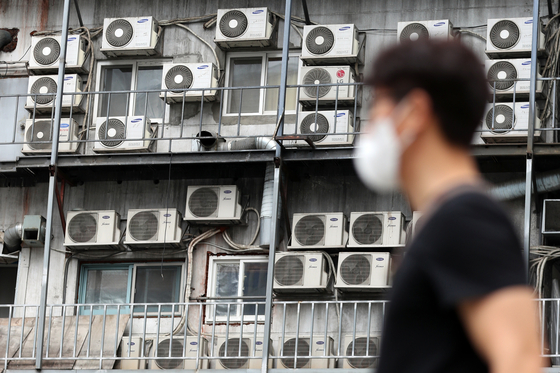 Air conditioners are seen on a building in Seoul Monday as the Ministry of Trade, Industry and Energy predicted that power reserves will drop to 4.2 percent this week, the lowest level since the summer of 2013. [NEWS1] 