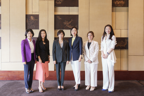 Six female leaders at the American Chamber of Commerce (Amcham) pose for a photo prior to the monthly meeting held on June 9 at the Grand Hyatt Seoul in central Seoul. From left are: president of Amway Korea Bae Su-jung, country director of Hawaiian Airlines Yu Soo-jin, CEO of Citibank Korea Yoo Myung-soon, managing director of FedEx Korea Chae Eun-mi, senior vice president and CEO of P&G Korea Balaka Niyazee and managing director of PersolKelly Korea Jeon You-me. [AMCHAM]