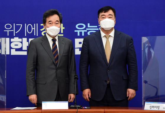 Chinese Ambassador to Seoul Xing Haiming, right, takes a photo with Lee Nak-yon, head of the ruling Democratic Party at the time, on a visit to the National Assembly in Seoul on Nov. 3, 2020.