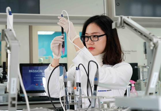 A Samsung Bioepis researcher conducts tests at the company’s lab in Incheon. [SAMSUNG BIOEPIS]