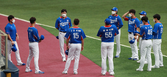 The national baseball team trains at Gocheok Sky Dome in western Seoul on July 18. [YONHAP]