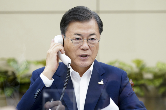 President Moon Jae-in talks with newly elected Prime Minister of Japan, Yoshihide Suga, on the phone on Sept. 24, 2020. ﻿ [BLUE HOUSE]