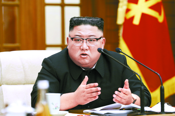 North Korean leader Kim Jong-un makes a speech at an expanded meeting of Politburo members of the Workers’ Party on June 29. [RODONG SINMUN/NEWS1]