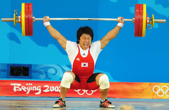 Sa Jae-hyouk lifts a 163 kilogram weight to win the men's 77 kilogram weightlifting gold medal at the 2008 Beijing Summer Olympics on Aug. 13, 2008. [JOINT PRESS CORPS]