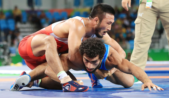 Korean Greco-Roman wrestler Ryu Han-su, left, takes on Mihran Arutyunyan of Armenia in the quarterfinals for the Men's Greco-Roman 66-kilogram event at the Rio Olympics in 2016. [JOINT PRESS CORPS]