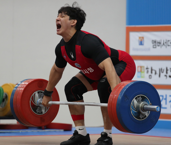 Jin Yun-seong lifts a 165 kilogram weight at a national team qualification event on Sept. 22, 2020 at Goseong Weightlifting Stadium in Goseong, South Gyeongsang. [YONHAP]