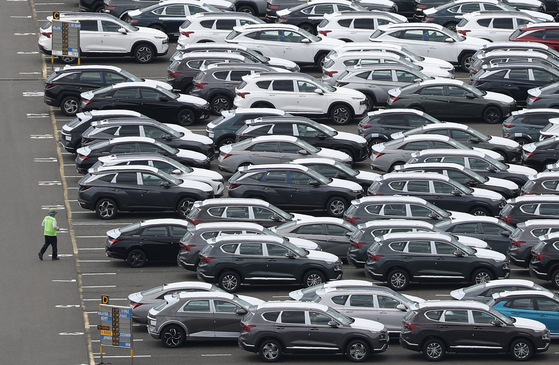 Hyundai Motor cars are lined up at a lot next to Ulsan factory in May, waiting to be shipped for export. [YONHAP]