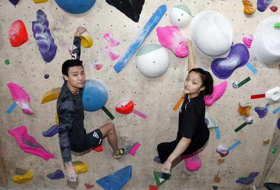 Sport climbers Chon Jong-won and Seo Chae-hyun practice at an indoor climbing wall in Gangnam, southern Seoul, on March 26. [JOONGANG ILBO]