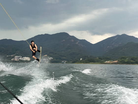 A visitor wakeboarding at Cheongpung Reservoir. [LEE SUN-MIN]