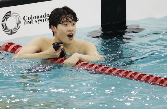 Hwang Sun-woo looks surprised after checking his new junior world record at the 2021 Korean national team trial men's 200-meter freestyle finals held at the Jeju Multi-Sports Complex Swimming Pool in Jeju Island, May 16. [YONHAP] 