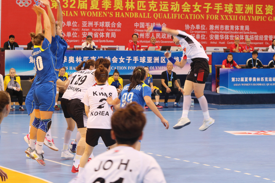 The Korean women's handball team plays against Kazakhstan at the 2019 Asian Qualification Tournament held in Chuzhou, China on Sept. 13, 2019. [KOREA HANDBALL FEDERATION]