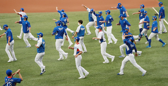 The national baseball team trains at Gocheok Sky Dome in western Seoul on July 20. [YONHAP]