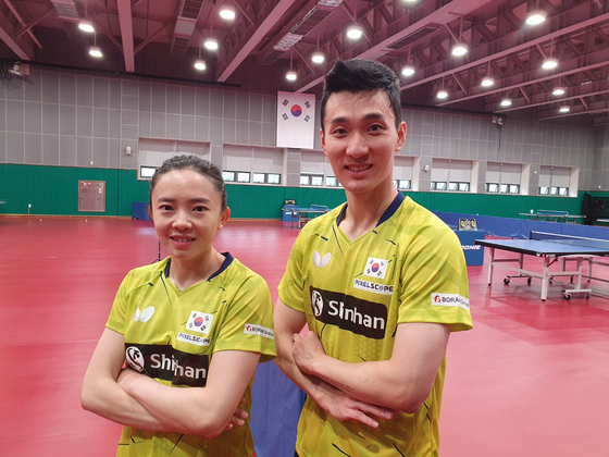 Mixed doubles pair Jeon Ji-hee, left, and Lee Sang-su  [KTTA/ YONHAP]