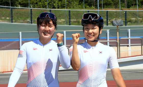 Three-time cycling Olympians Lee Hye-jin and Na Ah-reum pose during training at Yangyang Sports Town in Yangyang, Gangwon on May 18. [YONHAP]
