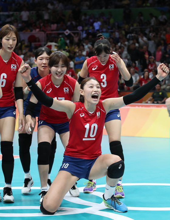 Kim Yeon-koung, center, celebrates with her teammates after defeating Japan in the preliminary rounds of the 2016 Rio Olympics on Aug. 6, 2016. [OLYMPIC JOINT PRESS CORPS]