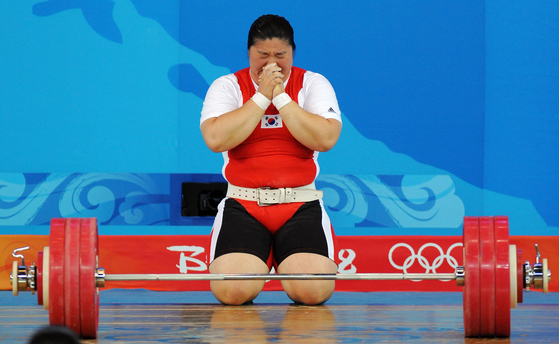 Jang Mi-ran celebrates after winning the women's 75 kilogram weightlifting gold medal at the 2008 Beijing Summer Olympics on Aug. 16, 2008. [JOINT PRESS CORPS]