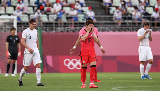 Lee Dong-gyeong reacts after New Zealand score the opening goal of a Group B football match at the 2020 Tokyo Olympics on Thursday. [YONHAP]