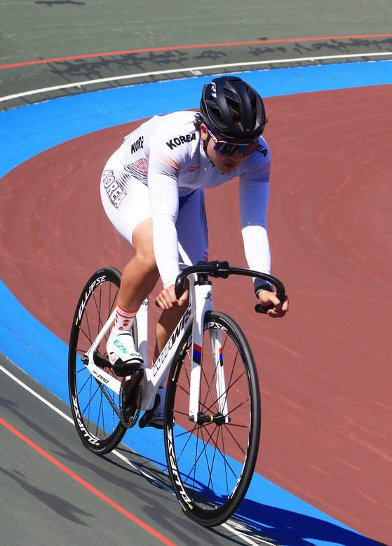 Lee Hye-jin trains at the velodrome at Yangyang Sports Town in Yangyang, Gangwon on May 18. [YONHAP]