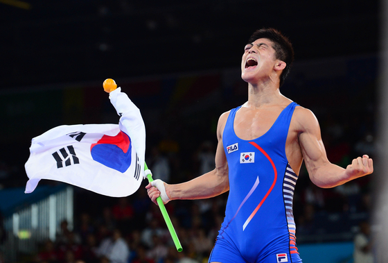 Kim Hyeon-woo celebrates after winning gold at the Greco-Roman 66-kilogram at the London Olympics. [JOINT PRESS CORPS] 
