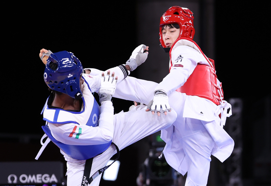 Jang Jun, right, fights Omar Salim of Hungary in the men's 58 kilogram bronze medal match at Makuhari Messe Hall in Chiba, Japan. [YONHAP]