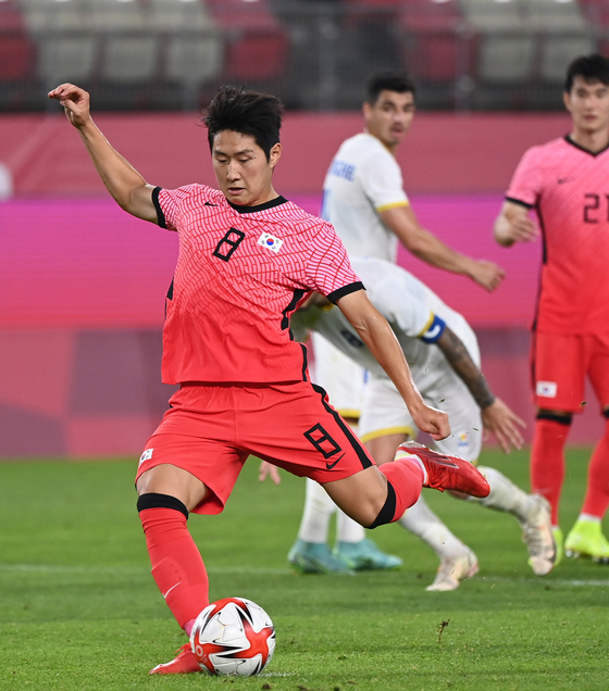 Lee Kang-in scores a penalty against Romania in a Group B game at the 2020 Tokyo Olympics on Sunday. [JOINT PRESS CORPS]