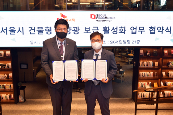 Late June, SK Energy signed a business partnership with solar module maker Seoul PhotoVoltaic to work together on generating solar power. SK Energy will offer its gas stations and Seoul PhotoVoltaic builds solar power generators there. [SK INNOVATION]
