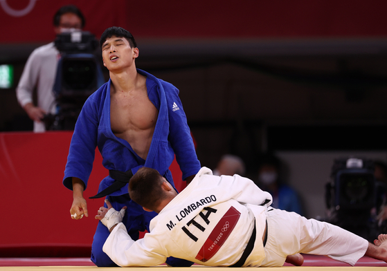 An Ba-ul reacts after beting Italy's Manuel Lombardo to win bronze in the men's 66 kilogram event at the 2020 Tokyo Olympics. [YONHAP]