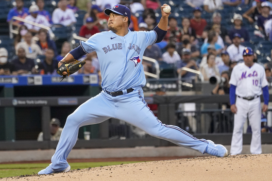 Toronto Blue Jays starting pitcher Ryu Hyun-jin delivers during the second inning of the team's baseball game against the New York Mets on July 24 in New York. [AP/YONHAP]
