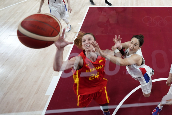 Spain's Laura Gil, left, grabs a rebound in front of Korea's Kim Dan-bi during a women's basketball preliminary round game at the 2020 Summer Olympics on Monday, in Saitama Super Arena, Saitama, Japan. [AP/YONHAP]