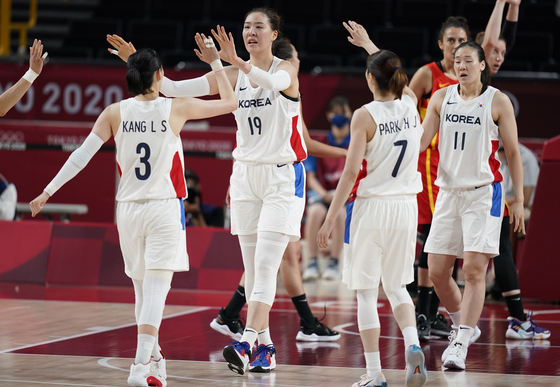 The Korean team celebrates during women's basketball preliminary round game against Spain at the 2020 Summer Olympics on Monday in Saitama Super Arena, Saitama, Japan. [AP/YONHAP]