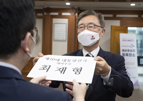 Former head of the Board of Audit and Inspection Choe Jae-hyeong registers his presidential candidacy with the National Election Commission on Monday. [NEWS1]