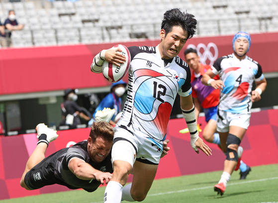 Jeong Yeon-sik scores a try for Korea in a Group A rugby sevens match against New Zealand at the 2020 Tokyo Olympics in Tokyo. [YONHAP]
