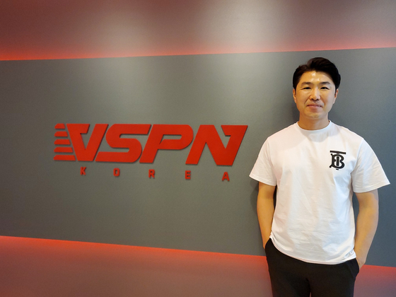 VSPN Korea CEO Kim Ki-ho poses in front of his company's logo. [JEON YOUNG-JAE]