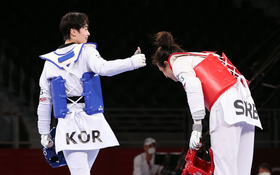 Korea's Lee Da-bin congratulates Serbia's Milica Mandic after the women's +67 Taekwondo finals. [YONHAP]