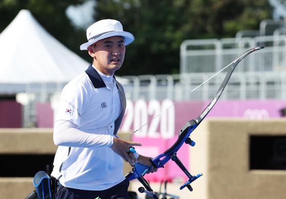 Kim Je-deok looks disappointed after losing to Florian Unruh of Germany in men's individual archery competition at the 2020 Tokyo Olympics. [YONHAP]
