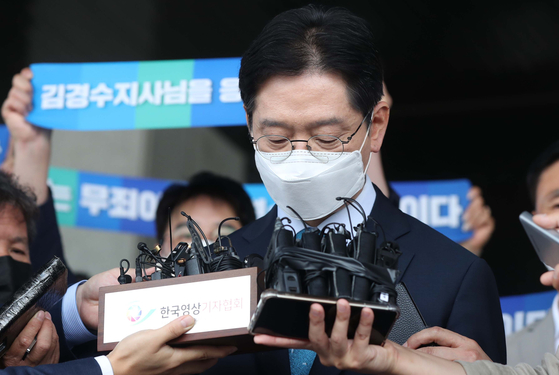 South Gyeongsang Governor Kim Kyoung-soo makes a statement Wednesday after the Supreme Court found him guilty of conspiring with a blogger to manipulate online opinion to help President Moon Jae-in win the 2017 election. [YONHAP]