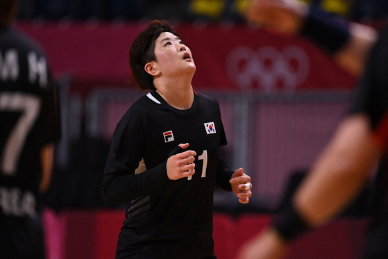 Right back Ryu Eun-hee reacts after missing a goal opportunity during the women's preliminary round group A handball match against the Netherlands, on Tuesday. [AFP/YONHAP]