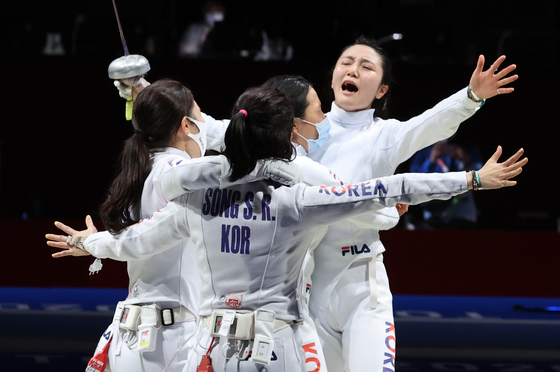 The Korean national women’s epee team celebrates after winning 38-29 against China in the semifinals on Tuesday at the Makuhari Messe Hall in Tokyo. The team won silver in the event. [JOINT PRESS CORPS] 