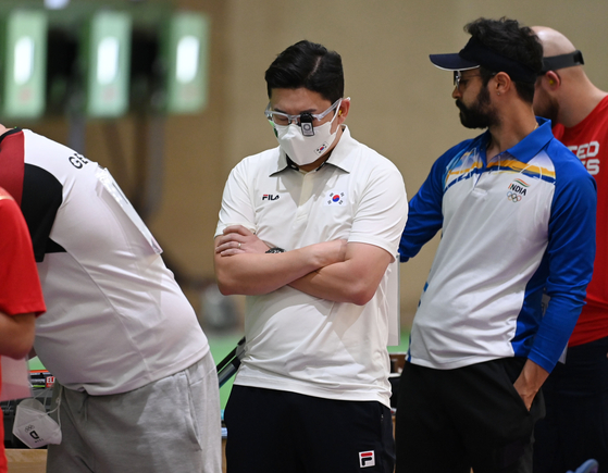 Jin Jong-oh gets ready for the men's 10-meter air pistol event on Saturday at Asaka Shooting Range in Tokyo. [JOINT PRESS CORPS]