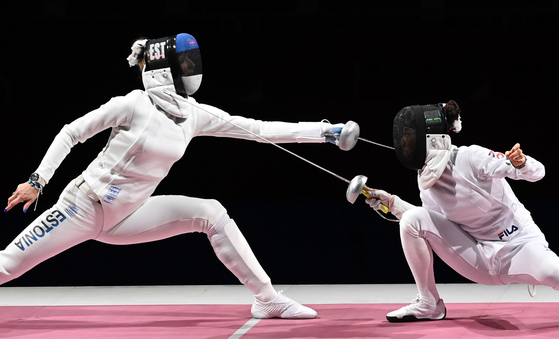 Choi In-jeong, right, attempts a point against Estonia's Katrina Lehis at the women's epee team gold medal match at the Makuhari Messe Hall in Tokyo on Tuesday. [JOINT PRESS CORPS]