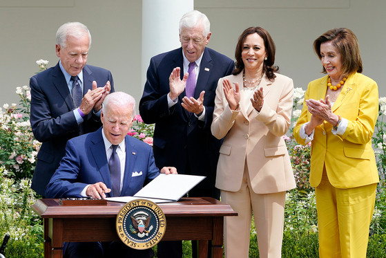 U.S. President Joe Biden, seated left, signed a proclamation on Tuesday establishing July 27 as National Korean War Veterans Armistice Day in the United States. [AP/YONHAP]