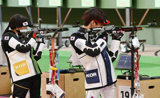 Kwon Eun-ji and Nam Tae-yun aim their rifles at the 10-meter air rifle mixed team second stage qualifiers on Tuesday, where they eventually finished third and advanced to the bronze medal match. [JOINT PRESS CORPS]