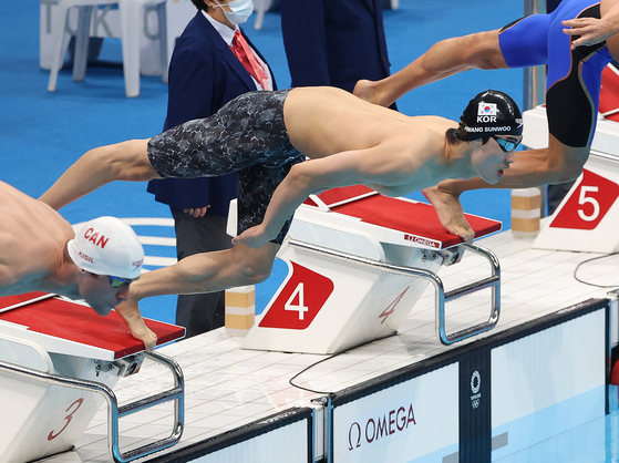 Hwang Sun-woo dives to start the men's 100-meter freestyle semifinal race on Wednesday. He finished fourth with a new Asian record of 47.56 seconds to advance to the finals. [NEWS1]