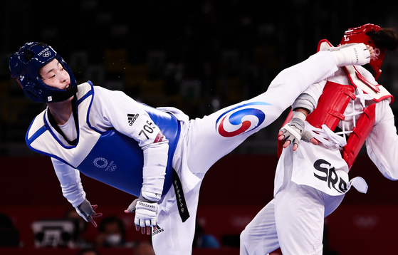 Lee Da-bin aims a kick at Serbia's Milica Mandic in the women's +67kg Taekwondo finals, on Tuesday. [YONHAP]