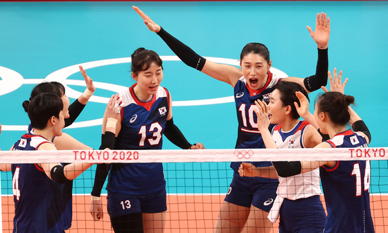 The Korean women's volleyball team celebrate after scoring a point against Kenya on Tuesday at Ariake Arena in Tokyo. [YONHAP]