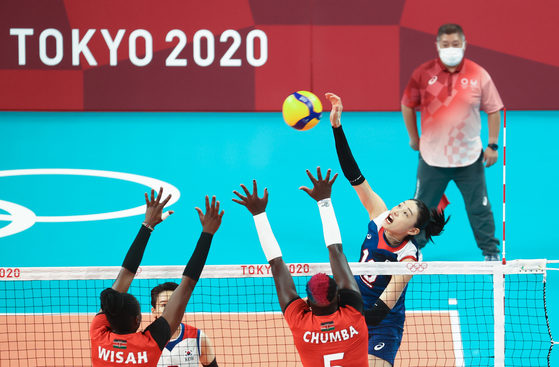 Kim Yeon-koung attempts an attack against Kenya at the women's volleyball match on Tuesday at Ariake Arena in Tokyo. [YONHAP]