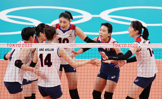 The Korean women's volleyball team celebrates after scoring against the Dominican Republic at the Ariake Arena in Tokyo on Thursday. [NEWS1]
