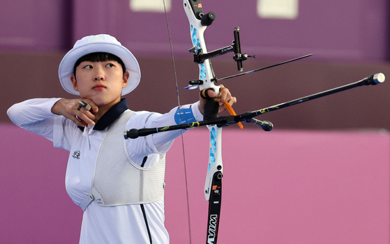 An San shoots her arrow at the women’s individual round of 64 on Thursday at Yumenoshima Park Archery Field in Tokyo. An eventually won against Marlyse Hourtou of Chad. [YONHAP]